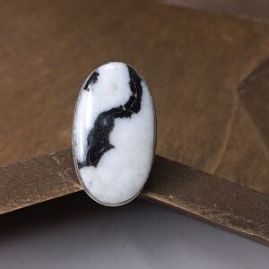 White Buffalo turquoise heart gemstone ring, size 7.5